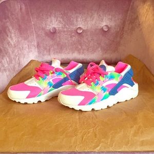Super fun Nike Huarache Run Print Sneakers!!